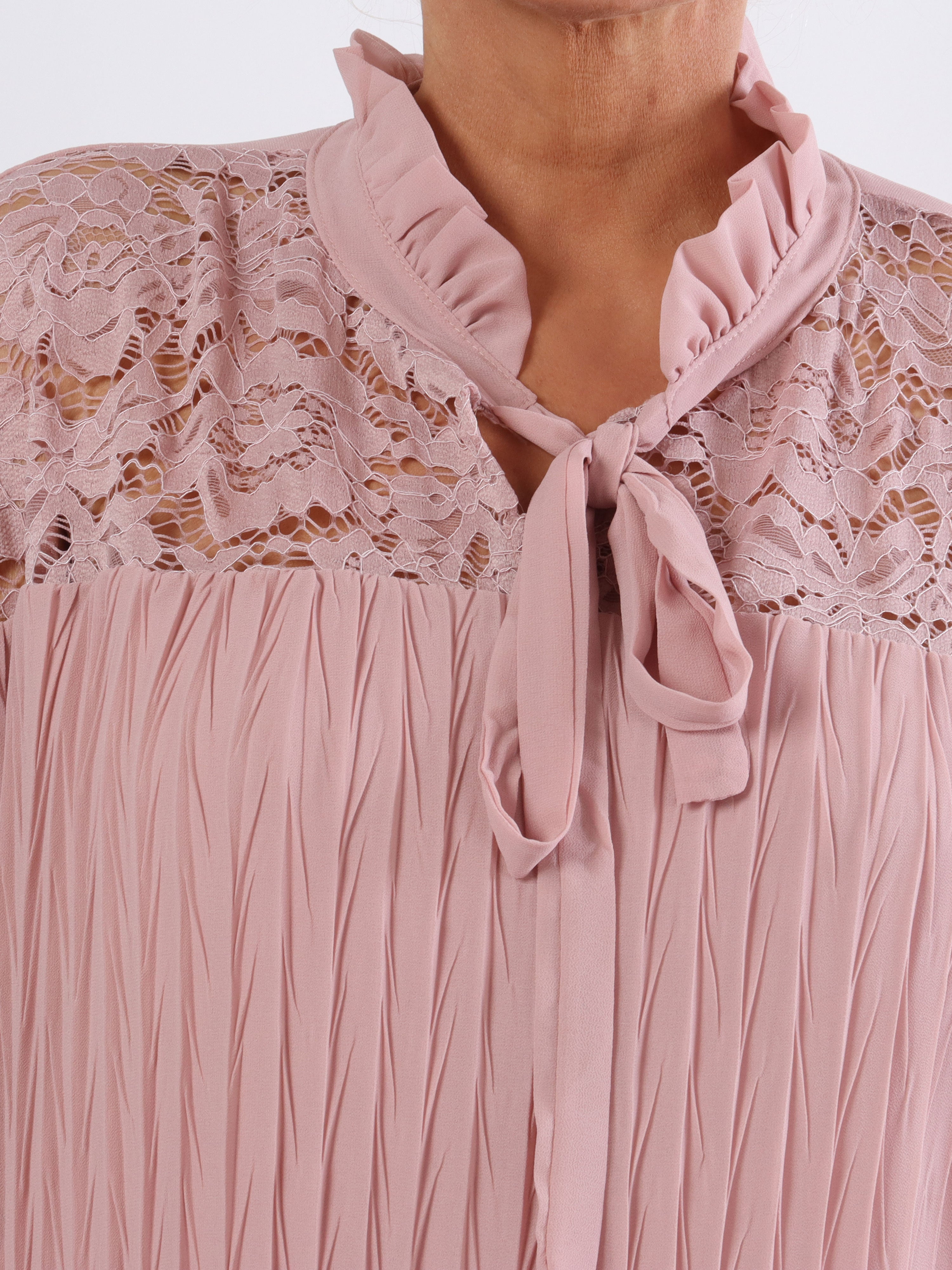 Iris - Sød plus size top med blond og folder